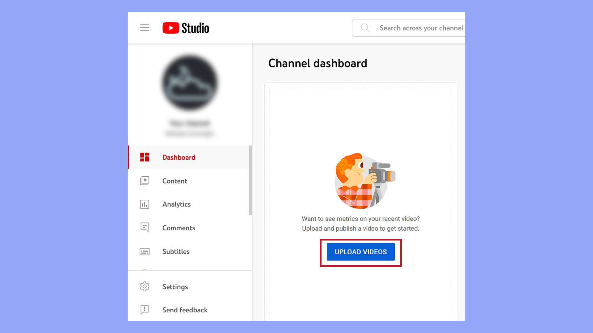 La opción de subir vídeos en YouTube Studio.